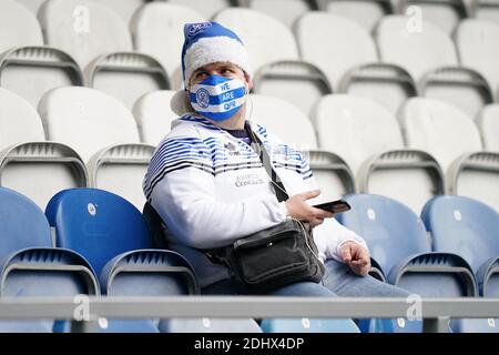 Un fan des Queens Park Rangers portant un chapeau de père Noël et un masque de montre des tribunes pendant le match du championnat Sky Bet à Loftus Road, Londres. Banque D'Images