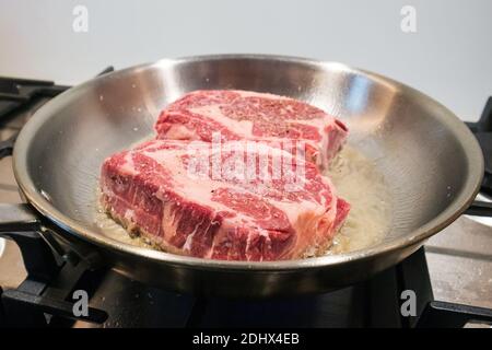 Steak de bœuf à la ribeye dans une poêle. Régime cétogène ou carnivore. Banque D'Images