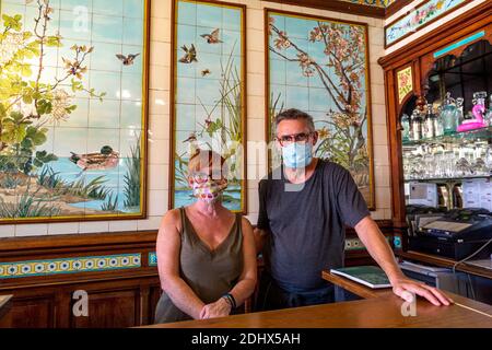 Le Bistro de Château-Gontier-sur-Mayenne abrite des faïences inscrites aux monuments historiques depuis 1989 . Celles-ci ont été pensées par les faïenc Banque D'Images