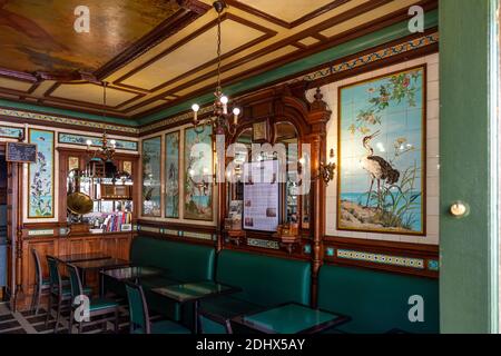 Le Bistro de Château-Gontier-sur-Mayenne (France) abrite une faïence créée entre 1880 et 1890 et classée depuis 1890 comme Monument Historique. Banque D'Images