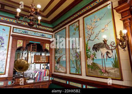 Le Bistro de Château-Gontier-sur-Mayenne (France) abrite une faïence créée entre 1880 et 1890 et classée depuis 1890 comme Monument Historique. Banque D'Images