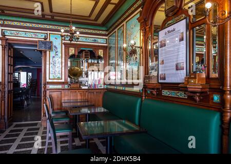 Le Bistro de Château-Gontier-sur-Mayenne (France) abrite une faïence créée entre 1880 et 1890 et classée depuis 1890 comme Monument Historique. Banque D'Images