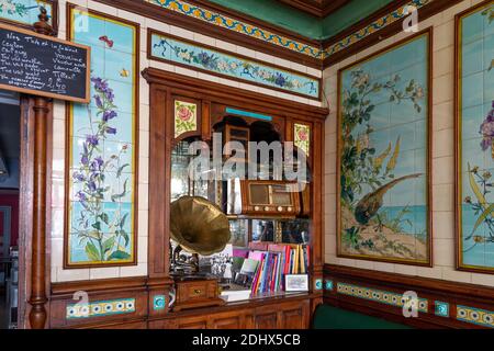 Le Bistro de Château-Gontier-sur-Mayenne (France) abrite une faïence créée entre 1880 et 1890 et classée depuis 1890 comme Monument Historique. Banque D'Images