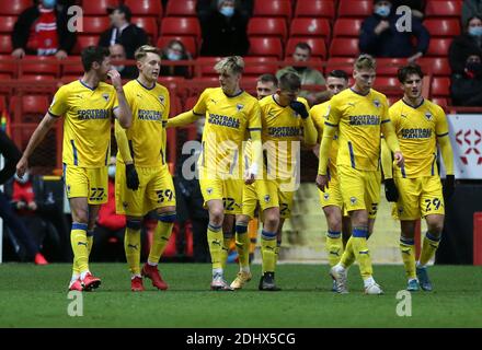 Joe Pigott (deuxième à gauche) d'AFC Wimbledon célèbre le premier but de son équipe lors du match de la Sky Bet League One à la Valley, Londres. Banque D'Images