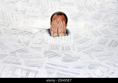Stress durch zuviel Buerokratie, Mann erstickt in Papier, Insolvenz, Pleite, MR: Oui Banque D'Images