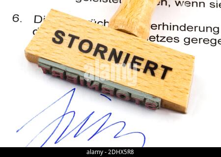 Ein Stempel aus Holz liegt auf einem Dokument. Deutsche Aufschrift: Storniert, Banque D'Images