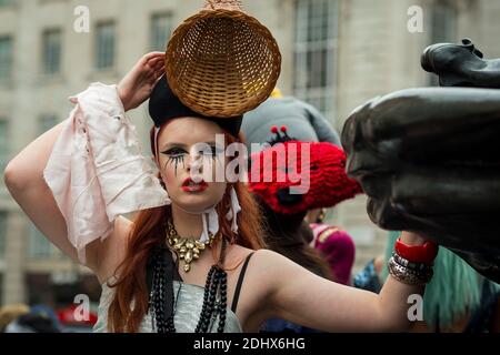 Londres, Royaume-Uni. 12 décembre 2020. Un modèle à Piccadilly Circus participe à une flashmob à travers le West End pour le designer Pierre Garroudi. Credit: Stephen Chung / Alamy Live News Banque D'Images