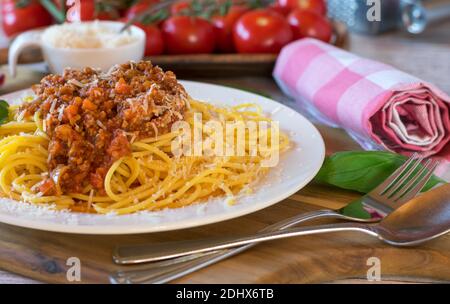Une assiette de spaghetti bolognaise au parmesan Banque D'Images