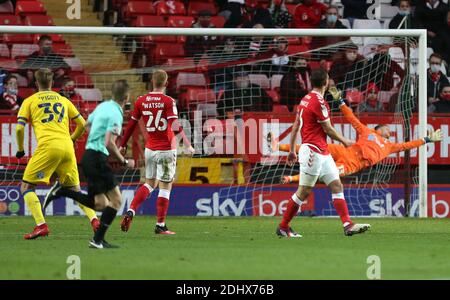 Joe Pigott (à gauche), de l'AFC Wimbledon, marque le premier but du match de sa partie lors du match de la Sky Bet League One à la Valley, Londres. Banque D'Images