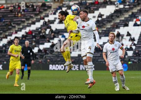 MILTON KEYNES, ANGLETERRE. 12 DÉCEMBRE. Ryan Edwards, de Burton Albion, est défié par les professeurs Richard Keogh de Milton Keynes lors de la première moitié du match de la Sky Bet League One entre MK Dons et Burton Albion au stade MK, Milton Keynes, le samedi 12 décembre 2020. (Credit: John Cripps | MI News) Credit: MI News & Sport /Alay Live News Banque D'Images