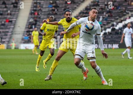 MILTON KEYNES, ANGLETERRE. 12 DÉCEMBRE. Ryan Edwards, de Burton Albion, est défié par les professeurs Richard Keogh de Milton Keynes lors de la première moitié du match de la Sky Bet League One entre MK Dons et Burton Albion au stade MK, Milton Keynes, le samedi 12 décembre 2020. (Credit: John Cripps | MI News) Credit: MI News & Sport /Alay Live News Banque D'Images