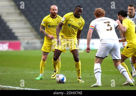 MILTON KEYNES, ANGLETERRE. 12 DÉCEMBRE. Lucas Akins de Burton Albion est défié par Dean Lewington, capitaine des doons de Milton Keynes, lors de la première moitié du match de la Sky Bet League One entre MK Dons et Burton Albion au stade MK, Milton Keynes, le samedi 12 décembre 2020. (Credit: John Cripps | MI News) Credit: MI News & Sport /Alay Live News Banque D'Images