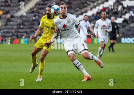 MILTON KEYNES, ANGLETERRE. 12 DÉCEMBRE. Ryan Edwards, de Burton Albion, est défié par les professeurs Richard Keogh de Milton Keynes lors de la première moitié du match de la Sky Bet League One entre MK Dons et Burton Albion au stade MK, Milton Keynes, le samedi 12 décembre 2020. (Credit: John Cripps | MI News) Credit: MI News & Sport /Alay Live News Banque D'Images