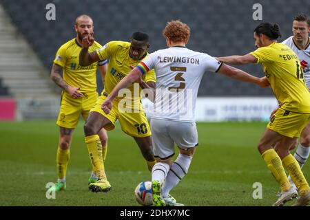 MILTON KEYNES, ANGLETERRE. 12 DÉCEMBRE. Lucas Akins de Burton Albion est défié par Dean Lewington, capitaine des doons de Milton Keynes, lors de la première moitié du match de la Sky Bet League One entre MK Dons et Burton Albion au stade MK, Milton Keynes, le samedi 12 décembre 2020. (Credit: John Cripps | MI News) Credit: MI News & Sport /Alay Live News Banque D'Images