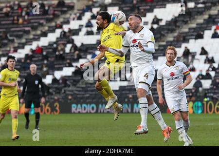 MILTON KEYNES, ANGLETERRE. 12 DÉCEMBRE. Ryan Edwards, de Burton Albion, est défié par les professeurs Richard Keogh de Milton Keynes lors de la première moitié du match de la Sky Bet League One entre MK Dons et Burton Albion au stade MK, Milton Keynes, le samedi 12 décembre 2020. (Credit: John Cripps | MI News) Credit: MI News & Sport /Alay Live News Banque D'Images