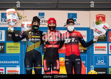 Dutch Lucinda Brand, Dutch Denise Betsema et Dutch Annemarie le pire sur le podium après la course d'élite féminine du Scheldecross Antwerpen Banque D'Images