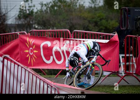 Dutch Ceylin Del Carmen Alvarado photographié après des problèmes mécaniques pendant La course féminine d'élite du Scheldecross Antwerpen cyclo-cross rac Banque D'Images