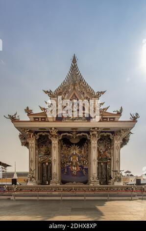 Bangkok, Thaïlande. Fév - 08, 2020 : chiffre stuc sur le bouddhisme autour du temple bouddhiste du vihan principal de Wat Pariwas. Le temple de Pariwas est un incroyable Banque D'Images