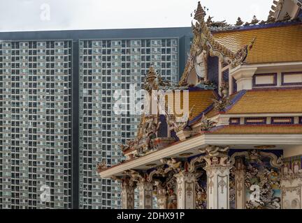 Bangkok, Thaïlande. Fév - 08, 2020 : vue du temple bouddhiste et de l'immeuble moderne de condominium qui coexistent parfaitement à Bangkok. Pas de focus, spécifique Banque D'Images