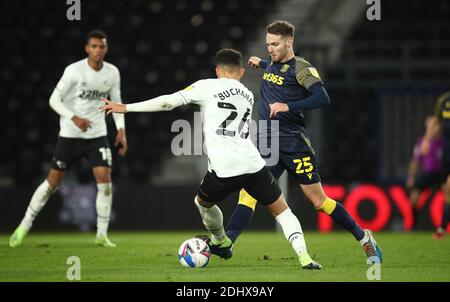 Lee Buchanan du comté de Derby (à gauche) et Nick Powell de Stoke City se battent pour le ballon lors du match du championnat Sky Bet à Pride Park, Derby. Banque D'Images