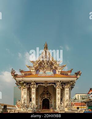 Bangkok, Thaïlande. Fév - 08, 2020 : chiffre stuc sur le bouddhisme autour du temple bouddhiste du vihan principal de Wat Pariwas. Le temple de Pariwas est un incroyable Banque D'Images