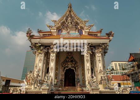 Bangkok, Thaïlande. Fév - 08, 2020 : chiffre stuc sur le bouddhisme autour du temple bouddhiste du vihan principal de Wat Pariwas. Le temple de Pariwas est un incroyable Banque D'Images