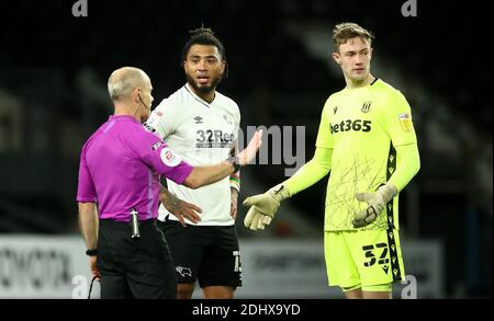 L'arbitre Andy Woolmer parle avec Colin Kazim-Richards (au centre) du comté de Derby et le gardien de but de Stoke City Josef Bursik lors du match de championnat Sky Bet à Pride Park, Derby. Banque D'Images