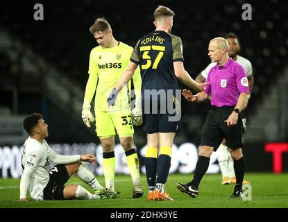 Lee Buchanan (à gauche), du comté de Derby, fait appel à une pénalité pour l'arbitre Andy Woolmer lors du match du championnat Sky Bet à Pride Park, Derby. Banque D'Images