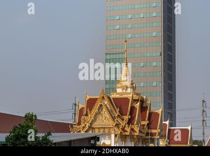 Bangkok, Thaïlande. Fév - 08, 2020 : vue du temple bouddhiste et de l'immeuble moderne de condominium qui coexistent parfaitement à Bangkok. Pas de focus, spécifique Banque D'Images