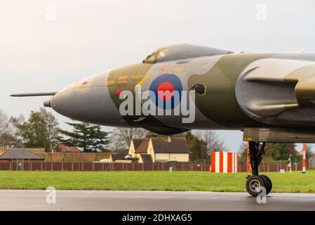 Aéroport de Londres Southend, Essex, Royaume-Uni. 12 décembre 2020. Le bombardier numéro de série XL426 d'Avro Vulcan B2 a été livré à la Royal Air Force en 1962 et a servi pendant la Guerre froide dans le cadre de la dissuasion nucléaire et au-delà jusqu'à la retraite en 1986, après quoi il a été acheté pour exposition par un individu à Southend. Après avoir langué pendant des années, il a été repris par le Vulcan Restoration Trust, un organisme de bienfaisance dirigé par des bénévoles, qui l'ont restauré à des conditions de fonctionnement au sol. Aujourd’hui, ils ont tenu une rare course à grande vitesse sur la piste de Southend Banque D'Images