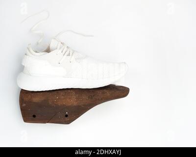 modèle de chaussure en bois vintage marron moule sur fond blanc Banque D'Images