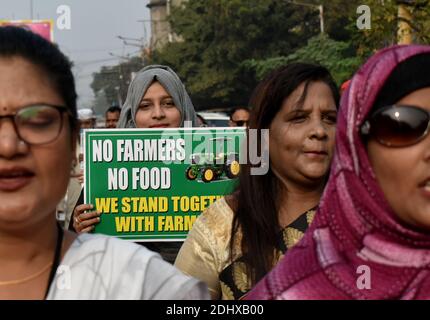 Kolkata, Inde. 12 décembre 2020. Différents chefs religieux tiennent des pancartes et des banderoles dans un rassemblement de protestation pour soutenir les agriculteurs contre les récentes réformes agricoles à Kolkata. {photo par Sudipta Das/Pacific Press) Credit: Pacific Press Media production Corp./Alay Live News Banque D'Images