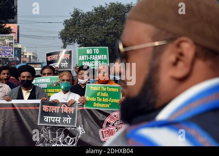 Kolkata, Inde. 12 décembre 2020. Différents chefs religieux tiennent des pancartes et des banderoles dans un rassemblement de protestation pour soutenir les agriculteurs contre les récentes réformes agricoles à Kolkata. {photo par Sudipta Das/Pacific Press) Credit: Pacific Press Media production Corp./Alay Live News Banque D'Images