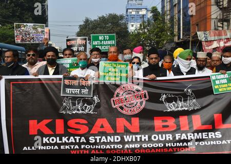 Kolkata, Inde. 12 décembre 2020. Différents chefs religieux tiennent des pancartes et des banderoles dans un rassemblement de protestation pour soutenir les agriculteurs contre les récentes réformes agricoles à Kolkata. {photo par Sudipta Das/Pacific Press) Credit: Pacific Press Media production Corp./Alay Live News Banque D'Images