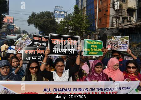 Kolkata, Inde. 12 décembre 2020. Différents chefs religieux tiennent des pancartes et des banderoles dans un rassemblement de protestation pour soutenir les agriculteurs contre les récentes réformes agricoles à Kolkata. {photo par Sudipta Das/Pacific Press) Credit: Pacific Press Media production Corp./Alay Live News Banque D'Images