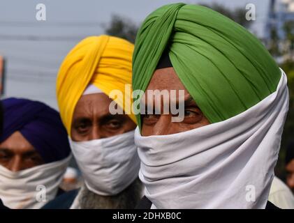 Kolkata, Inde. 12 décembre 2020. Différents chefs religieux tiennent des pancartes et des banderoles dans un rassemblement de protestation pour soutenir les agriculteurs contre les récentes réformes agricoles à Kolkata. {photo par Sudipta Das/Pacific Press) Credit: Pacific Press Media production Corp./Alay Live News Banque D'Images