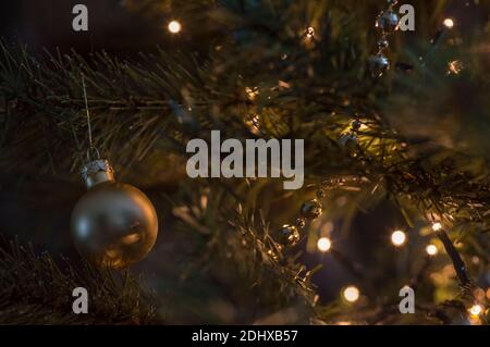 Gros plan d'un ornement de Noël doré Banque D'Images