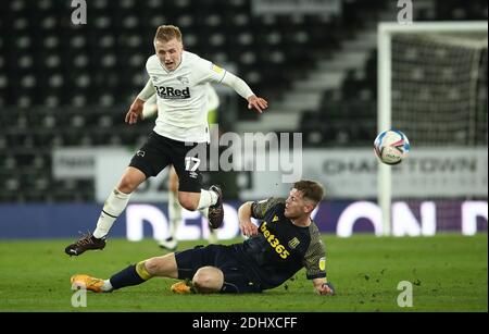 Louie Sibley (à gauche), du comté de Derby, est défiée par Nathan Collins, de Stoke City, lors du match de championnat Sky Bet à Pride Park, Derby. Banque D'Images