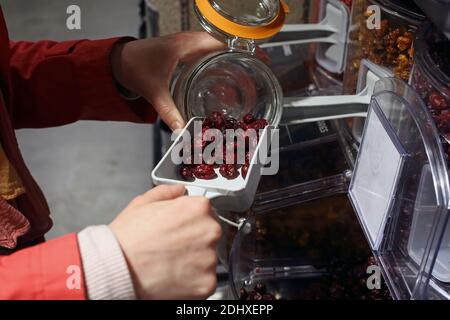 GRANDE-BRETAGNE /Londres/ les clients apportent leurs propres récipients et les remplissent de tout, de l'huile d'olive à la lessive liquide, dans un Londres non emballé. Banque D'Images