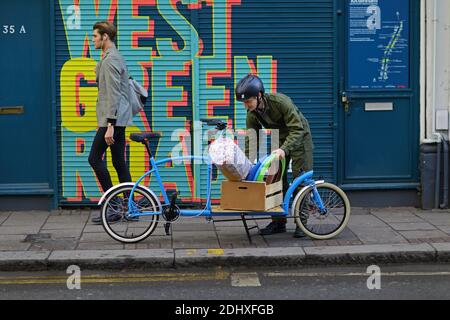 Vélo de messagerie est livraison avec le vélo de cargaison , Londres , Royaume-Uni Banque D'Images