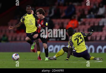 Rodrigo Riquelme (à gauche) de l'AFC Bournemouth et Naby Sarr (à droite) de HUDDERSFIELD Town se battent pour le ballon lors du match de championnat Sky Bet au stade Vitality, à Bournemouth. Banque D'Images