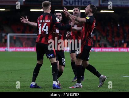 Sam Suridge (à gauche) de l'AFC Bournemouth célèbre le cinquième but de son équipe lors du match du championnat Sky Bet au stade Vitality, à Bournemouth. Banque D'Images