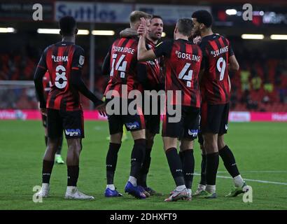 Sam Suridge (au centre) de l'AFC Bournemouth célèbre le cinquième but de son équipe lors du match du championnat Sky Bet au stade Vitality, à Bournemouth. Banque D'Images