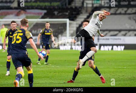 Pride Park, Derby, East Midlands. 12 décembre 2020. Championnat de football de la Ligue anglaise de football, Derby County versus Stoke City ; Kamil Jozwiak de Derby County saute en face de Morgan Fox de Stoke City à côté de kick the ball Credit: Action plus Sports/Alamy Live News Banque D'Images