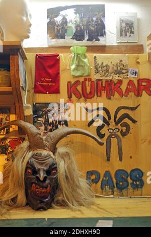 Masque de Krampus ou de diable, masque en bois sculpté, Autriche Banque D'Images