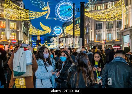 Londres, Royaume-Uni. 12 décembre 2020. La rue peut sembler très animée (surtout en fin d'après-midi) sous certains angles, mais une vue panoramique montre qu'il y a beaucoup d'espace pour prendre des distances sociales - Regent Street est piétonne, les derniers samedis avant Noël, et les magasins sont maintenant ouverts à nouveau. Mais les détaillants sont encore en période difficile, car ils tentent de rattraper leur retard après la fin du deuxième confinement du coronavirus et le niveau 3 pour Londres est une possibilité distincte. Crédit : Guy Bell/Alay Live News Banque D'Images