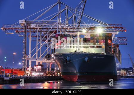 Southampton, Hampshire, Royaume-Uni. 12 décembre 2020. Les dockers déchargent les marchandises importées du navire à conteneurs mol Treasure au DP World à Southampton Docks à la veille de la date limite des négociations sur le Brexit. Credit Stuart Martin/Alay Live News Banque D'Images