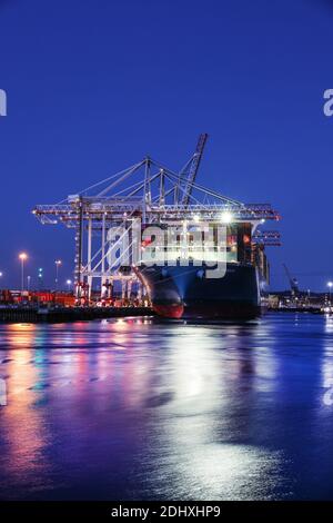 Southampton, Hampshire, Royaume-Uni. 12 décembre 2020. Les dockers déchargent les marchandises importées du navire à conteneurs mol Treasure au DP World à Southampton Docks à la veille de la date limite des négociations sur le Brexit. Credit Stuart Martin/Alay Live News Banque D'Images