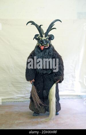 Un Krampus, personnage traditionnel anthropomorphique et corné dans la région alpine, Bad Gastein , Autriche Banque D'Images