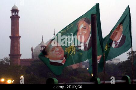 Vue des arrangements des travaux sont en cours pour la réunion publique du mouvement démocratique du Pakistan (PDM) à venir, à Minar-e-Pakistan à Lahore, le samedi 12 décembre 2020. Banque D'Images